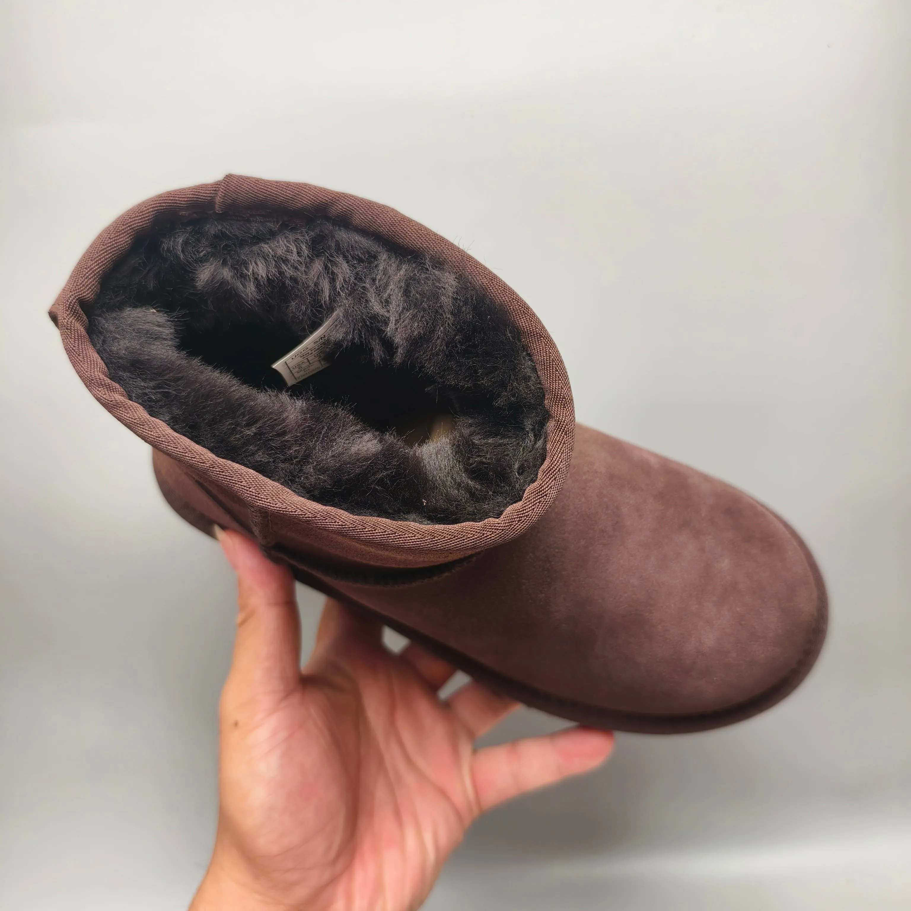 💰520 UGG sheepskin all-in-one snow boots. The official website synchronizes the new autumn and winter women's classic mini (thick sole) short snow boots 1134991, three-layer combination thick sole 5 cm, lightweight and non-slip, suede upper, 17 mm real wool lining, comfortable and casual, simple and fashionable! Color: Maroon Black Military Green Chocolate Size: 35-41